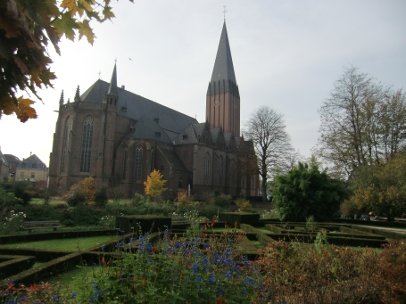 Goch : Blick über den Stadtpark und die unmittelbar am Ufer der Niers liegende kath. Pfarrkirche St. Maria Magdalena